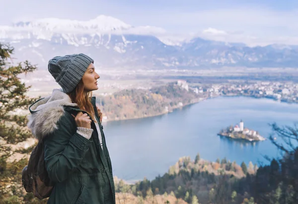 Senderismo mujer joven con montañas de los Alpes y el lago alpino en el fondo — Foto de Stock