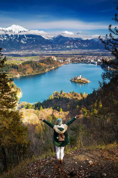 Randonnée pédestre jeune femme avec montagnes alpines et lac alpin sur fond — Photo