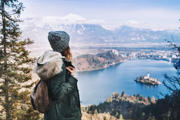 Randonnée pédestre jeune femme avec montagnes alpines et lac alpin sur fond — Photo