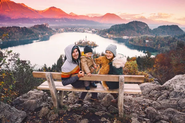 Familia viajera en Bled Lake, Eslovenia, Europa — Foto de Stock