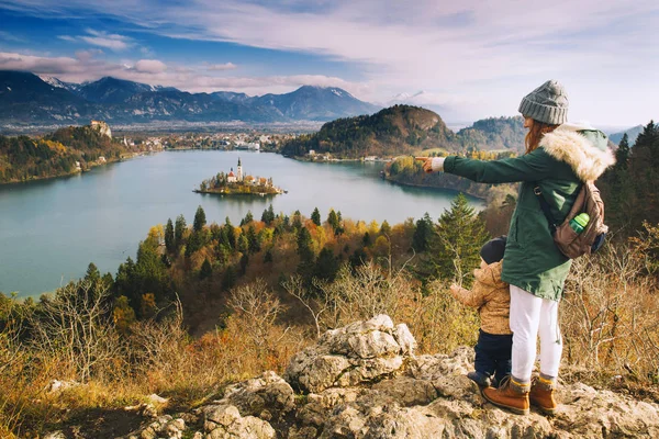 Traveling family looking on Bled Lake, Slovenia, Europe — Stock Photo, Image