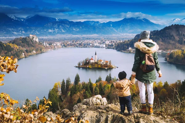 Familia viajera en Bled Lake, Eslovenia, Europa — Foto de Stock