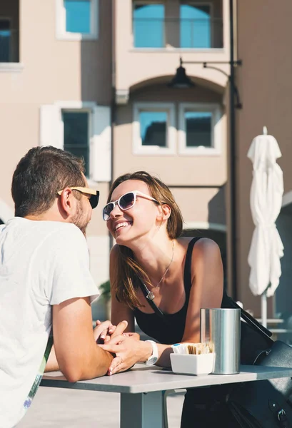 Viajar pela Europa. Casal feliz em Portopiccolo Sistiana, Italia . — Fotografia de Stock