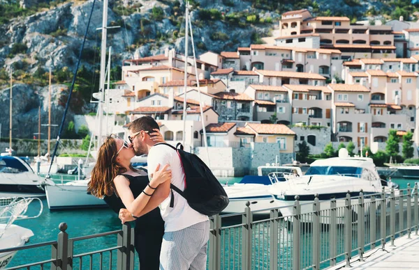 Travel europe. glückliches paar in portopiccolo sistiana, italien. — Stockfoto