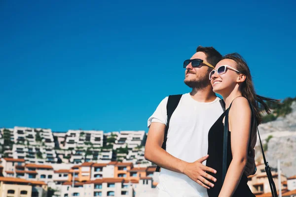 Travel Europe. Happy couple in Portopiccolo Sistiana, Italy. — Stock Photo, Image