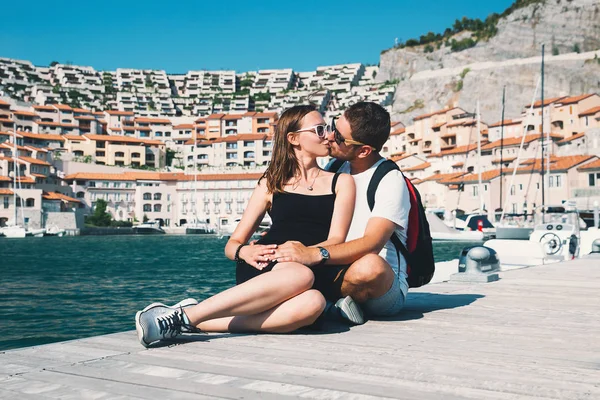 Travel europe. glückliches paar in portopiccolo sistiana, italien. — Stockfoto