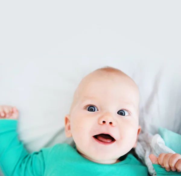 Retrato de um bebê alegre — Fotografia de Stock