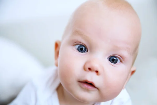 Retrato de un bebé alegre — Foto de Stock