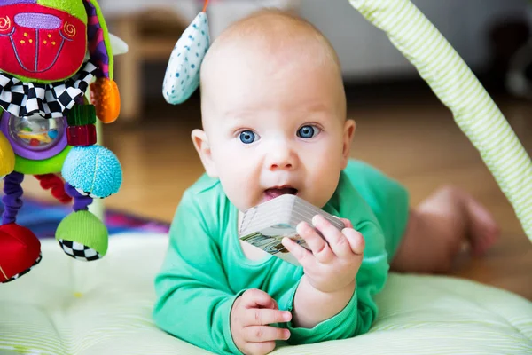 Bebê jogando e descoberta — Fotografia de Stock