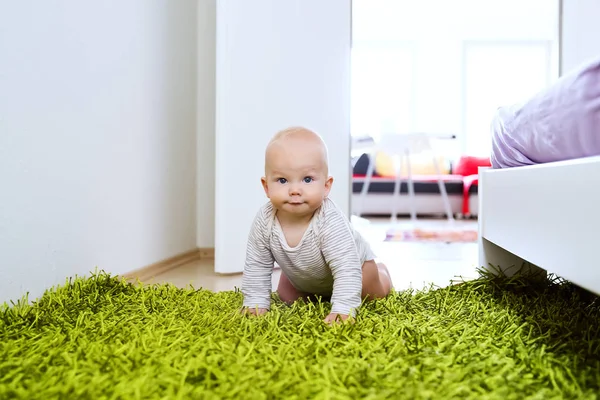 Retrato de uma criança bebê bonito feliz em casa interior . — Fotografia de Stock