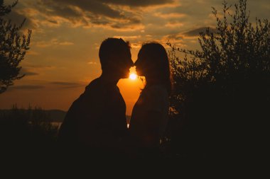 Sunset bulvarında Garda Gölü, İtalya öpüşme Çift. 