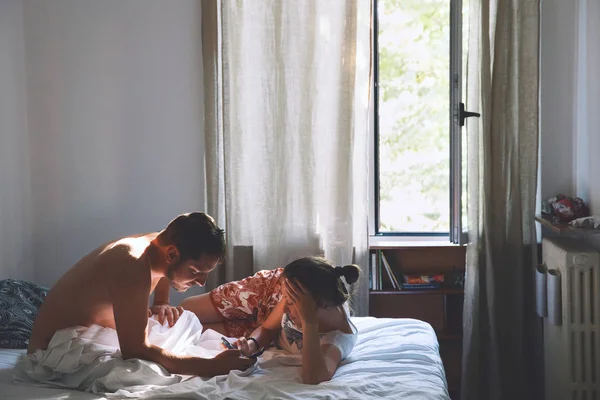 Retrato de casal na cama pela manhã . — Fotografia de Stock