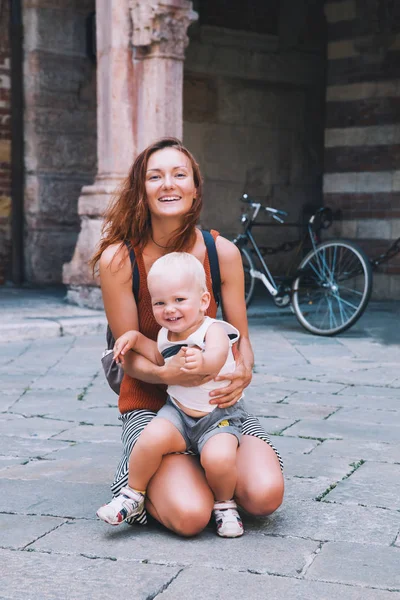 Sorrindo Família caminhando na cidade velha de Verona, Itália, Europa . — Fotografia de Stock