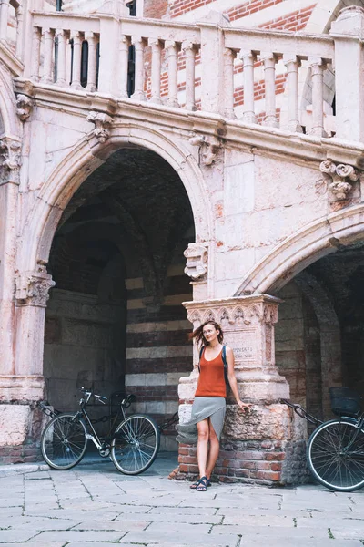 Viajar pela Europa. Jovem mulher elegante em Verona, Itália . — Fotografia de Stock