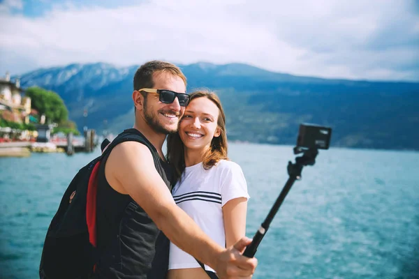 Coppia sorridente che fa foto selfie al Lago di Garda — Foto Stock