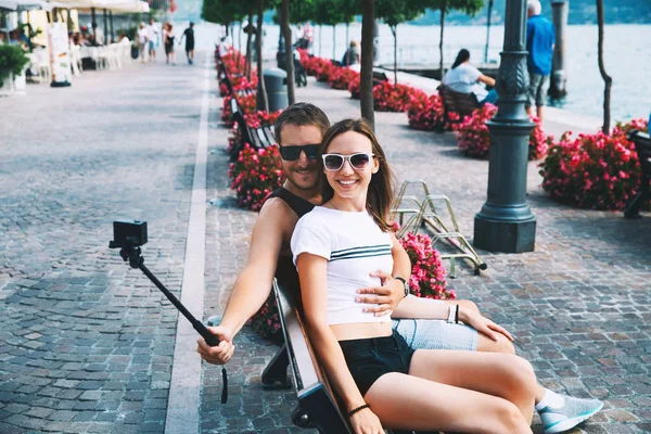 Pareja sonriente haciendo foto selfie en Gargnano en el lago de Garda, It — Foto de Stock