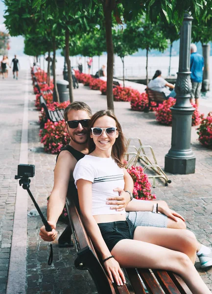 Pareja sonriente haciendo foto selfie en Gargnano en el lago de Garda, It — Foto de Stock