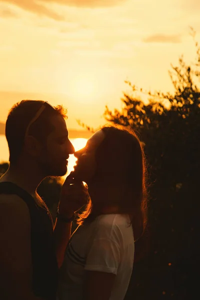 Pareja besándose al atardecer en el Lago de Garda, Italia . — Foto de Stock