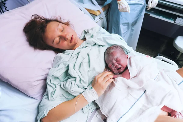 Madre sosteniendo a su bebé recién nacido después del parto en un hospital . —  Fotos de Stock