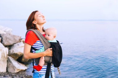 Bebek ve anne yaz gün denizde üzerinde.