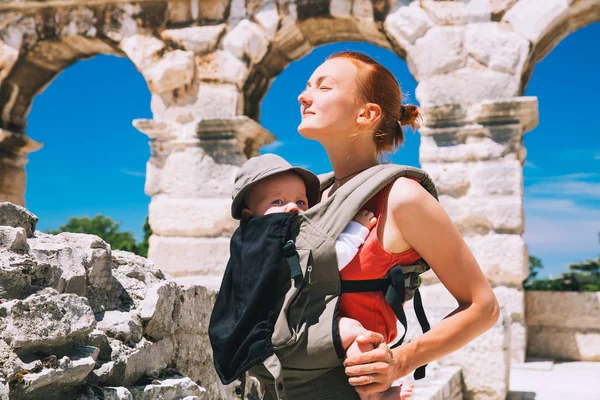 Mãe com bebê em portador na cidade velha de Pula, Croácia . — Fotografia de Stock