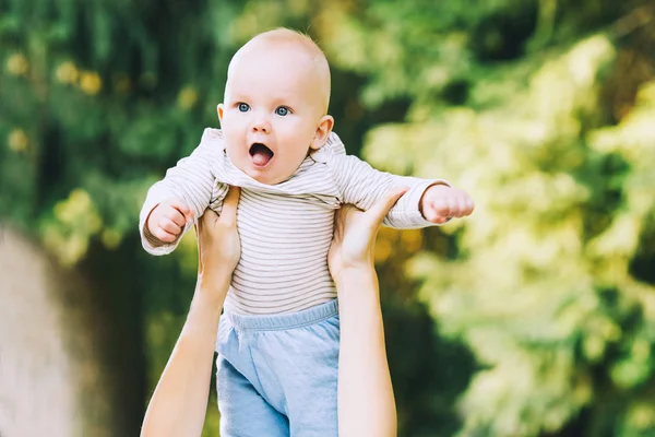 Bebê e mãe na natureza no parque no dia de verão . — Fotografia de Stock