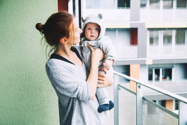 Maminka a její syn venku. — Stock fotografie