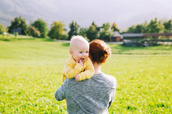 Familie op natuur in zomerdag. — Stockfoto