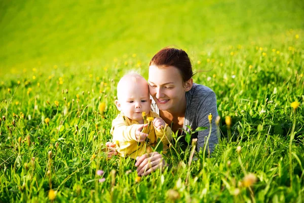 Aile içinde doğa yaz gününde.