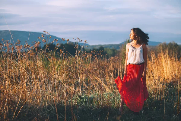 Letní dívka na přírodu na přírodní pozadí louky. — Stock fotografie