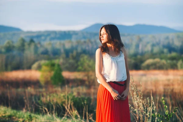 Summer girl on nature on natural background of meadow. — Stock Photo, Image