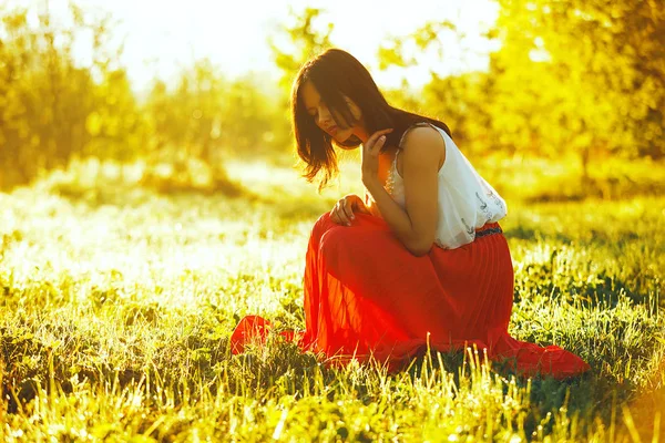 夏天女孩在性质上自然背景下的草地上. — 图库照片