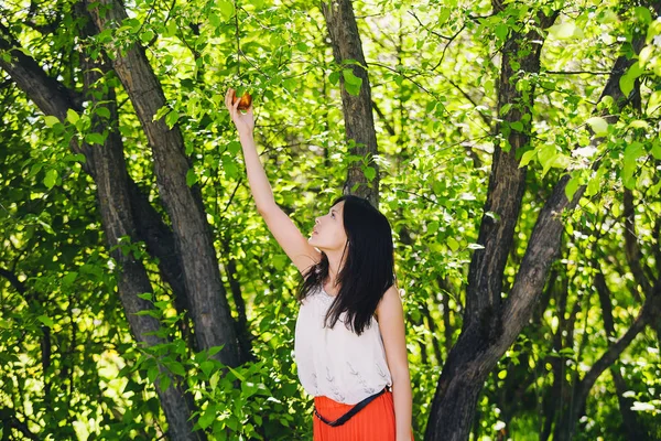 Летняя девушка на природе со свежим яблоком в руках . — стоковое фото