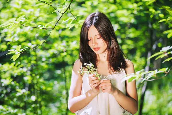 Retrato de mujer joven sobre fondo verde natural . — Foto de Stock