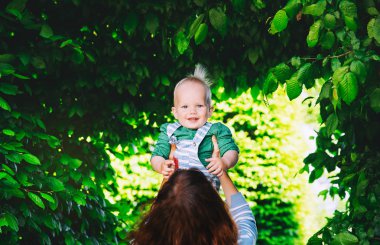 Anne ile oğlu gree arka plan bahar zamanında Park