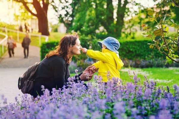 Krásná matka se synem v parku v jarním období. — Stock fotografie