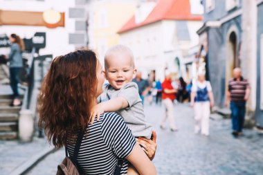 Turistler Cesky Krumlov, Çek Cumhuriyeti, Avrupa'nın ailesi
