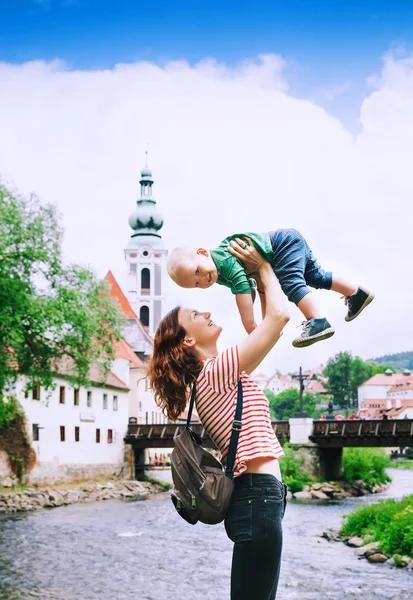 Turistler Cesky Krumlov, Çek Cumhuriyeti, Avrupa'nın ailesi — Stok fotoğraf