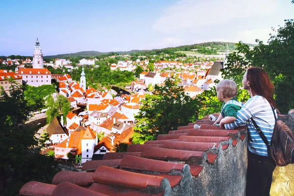 Familia de turistas en Cesky Krumlov, República Checa, Europa — Foto de Stock