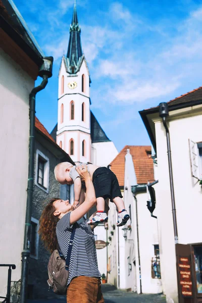 Família de turistas em Cesky Krumlov, República Checa, Europa — Fotografia de Stock
