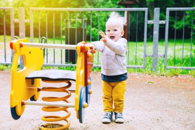Küçük çocuk bir sahada oynayan çocuk. 