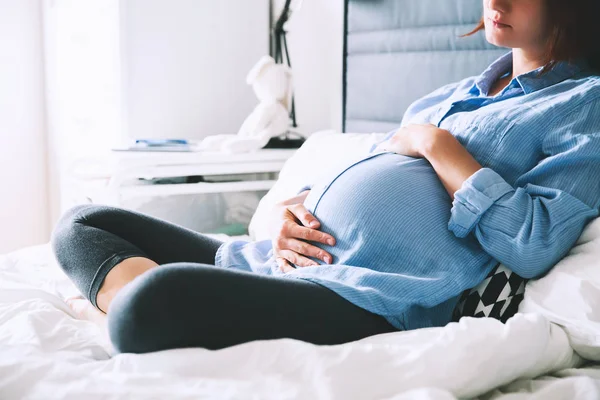 Belle femme enceinte à la maison intérieurs . — Photo