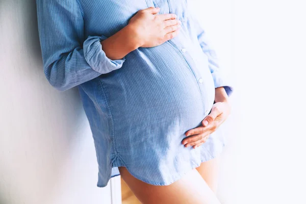 Närbild gravid kvinna på hem inredning. — Stockfoto