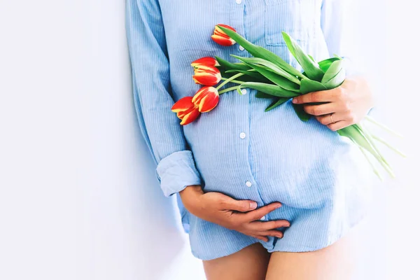 Close-up mulher grávida em um fundo branco . — Fotografia de Stock