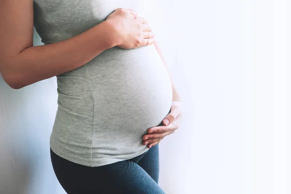 Donna incinta con primo piano su sfondo bianco . — Foto Stock