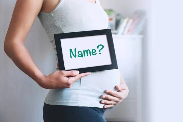 Mulher grávida mantém quadro branco com mensagem de texto - NOME ? — Fotografia de Stock