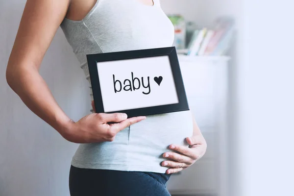 Gravid kvinna håller whiteboard med SMS - Baby! — Stockfoto