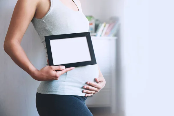 Mulher grávida com quadro branco modelo vazio — Fotografia de Stock