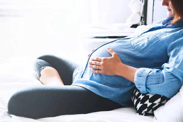 Mulher grávida bonita em interiores de casa . — Fotografia de Stock