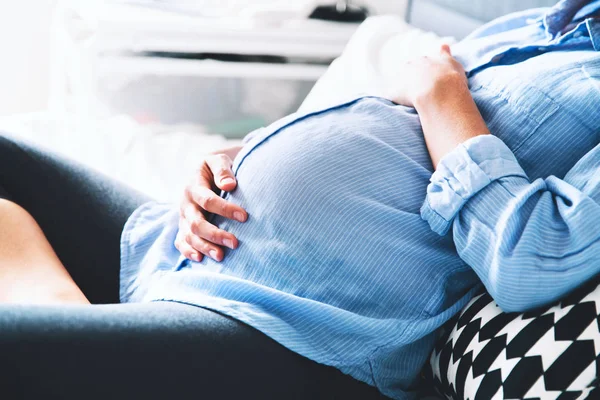 Bella donna incinta a casa interni . — Foto Stock